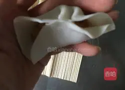 Illustration of how to wrap crescent moon dumplings 4