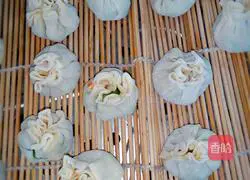 Illustration of how to make fried rice with peas and eggs 6