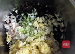 Illustration of how to make fungus, egg and shrimp dumplings 5