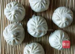 Illustration of how to make radish leaf pork buns 5