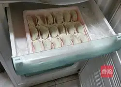 Illustration of how to make celery and pork dumplings 14