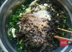 Illustration of how to make vegetarian Sanxian dumplings 8