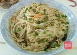 Illustration of how to make noodles with scallion oil 6