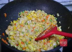 Illustration of how to make colorful fried rice with shrimps 12