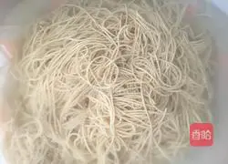 Illustration of how to make noodles with scallion oil and poached eggs 3