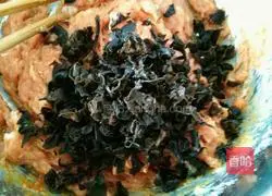 Illustration of how to make pork and cabbage dumplings 6