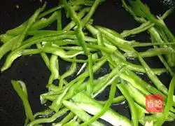 Illustration of how to make fried green pepper corn cakes 3