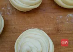 Illustration of how to make straw hat cake 8