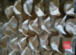 Illustration of how to make pork and pickled cabbage dumplings 10