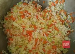 Illustration of how to make carrot and cabbage fried rice 6