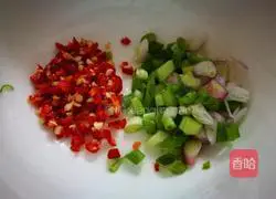 Illustration of how to make spicy sausage and egg fried rice 4