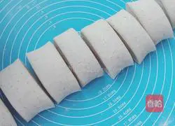 Illustration of how to cut whole wheat bean dregs into steamed buns 5