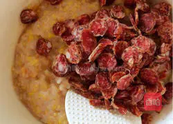 Illustration of how to make glutinous rice flavored sausage and bean dregs steamed bun rolls 8