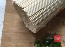 Illustration of how to make noodles with scallion oil 1