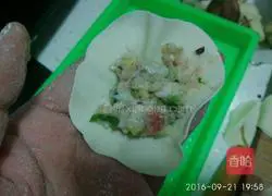 Illustration of how to make fresh meat and water chestnut dumplings 14