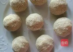 Illustration of how to make sweet potato sesame cake 8