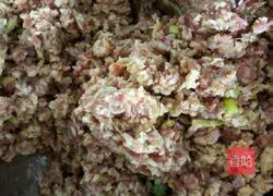 Illustration of how to make pickled cabbage and pork dumplings 5