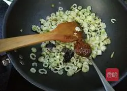 Illustration of making kidney bean noodles 3