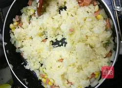 Illustration of how to make ham, corn and egg fried rice 8