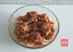 Illustration of how to make celery and meat dumpling stuffing 6