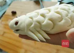 Illustration of how to make carp steamed buns 16