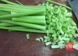 Illustration of how to make celery stuffed dumplings 4