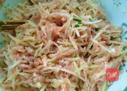 Illustration of how to make watermelon rind and pork stuffed dumplings 12