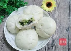 Illustration of how to make zucchini and egg stuffed buns 1