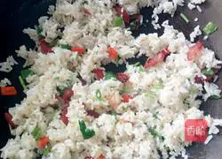 Illustration of how to make sausage fried rice 7