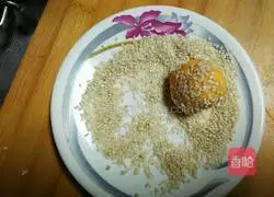 Illustration of how to make hollow sesame pumpkin cake 6