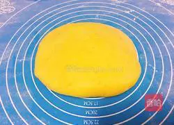 Illustration of how to make pumpkin milk-flavored steamed buns 9