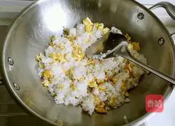 Illustration of how to make colorful egg fried rice 16