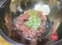 Illustration of how to make dumplings stuffed with pork and chives 3