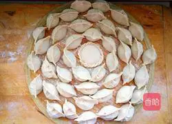 Illustration of how to make dumplings with four fresh fillings 9