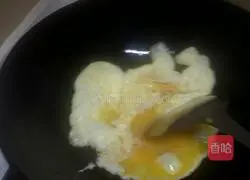 Illustration of how to make cucumber and egg fried rice 2