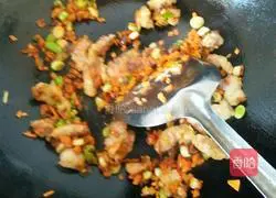 Illustration of how to make red carrot and egg fried rice 6