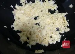 Illustration of how to make egg, sausage and egg fried rice 5