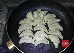 生Illustration of how to make fried dumplings (cabbage and meat stuffing) 4