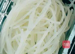 Illustration of how to make garlic rice noodles 2