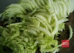 Illustration of how to make cabbage noodles 2