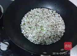 Illustration of how to make fresh meat and water chestnut dumplings 4