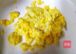 Illustration of how to make salmon egg fried rice 3