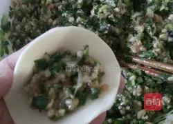 Illustration of how to make leek and lotus vegetable dumplings 6