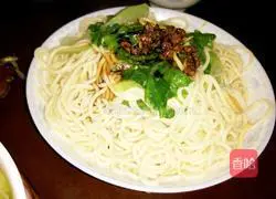 Illustration of how to make noodles with scallion oil 6