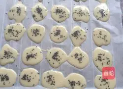 Illustration of how to make egg white sesame crispbread 6