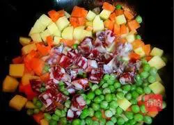 Illustration of how to make braised rice with potatoes, sausages and carrots 3