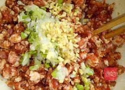 Illustration of how to make watermelon and pork buns stuffing 5