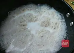 Illustration of how to make scallion oil noodles 1