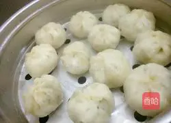 Illustration of how to make small bean and minced pork buns 13