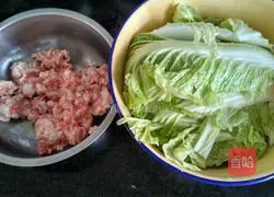 Illustration of how to make pork and cabbage dumpling stuffing 2